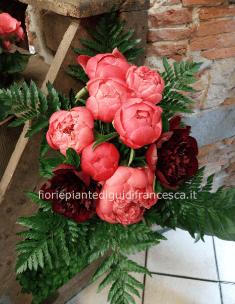 Bouquet composto con 7 peonie il verde e la confezione