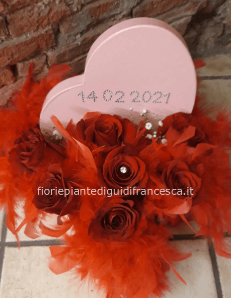 Scatola a forma di cuore con rose rosse