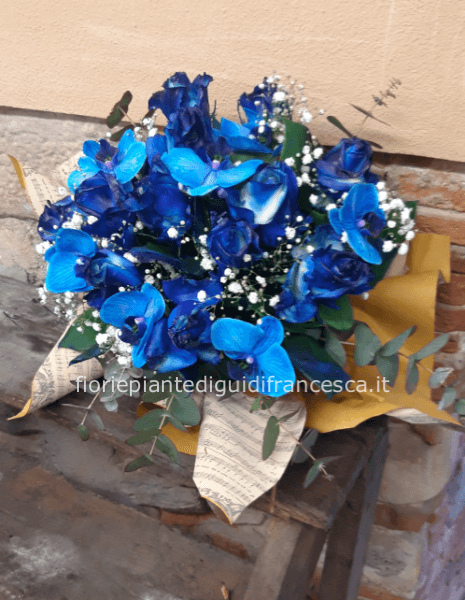 Bouquet di fiori composto da 9 rose blu lunghe 60 cm.e orchidee